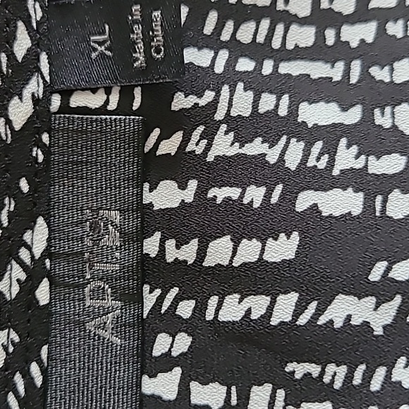 Apt 9 Womens Size X-Large White Abstract V-Neck Silver Accent Blouse EUC - Picture 8 of 10